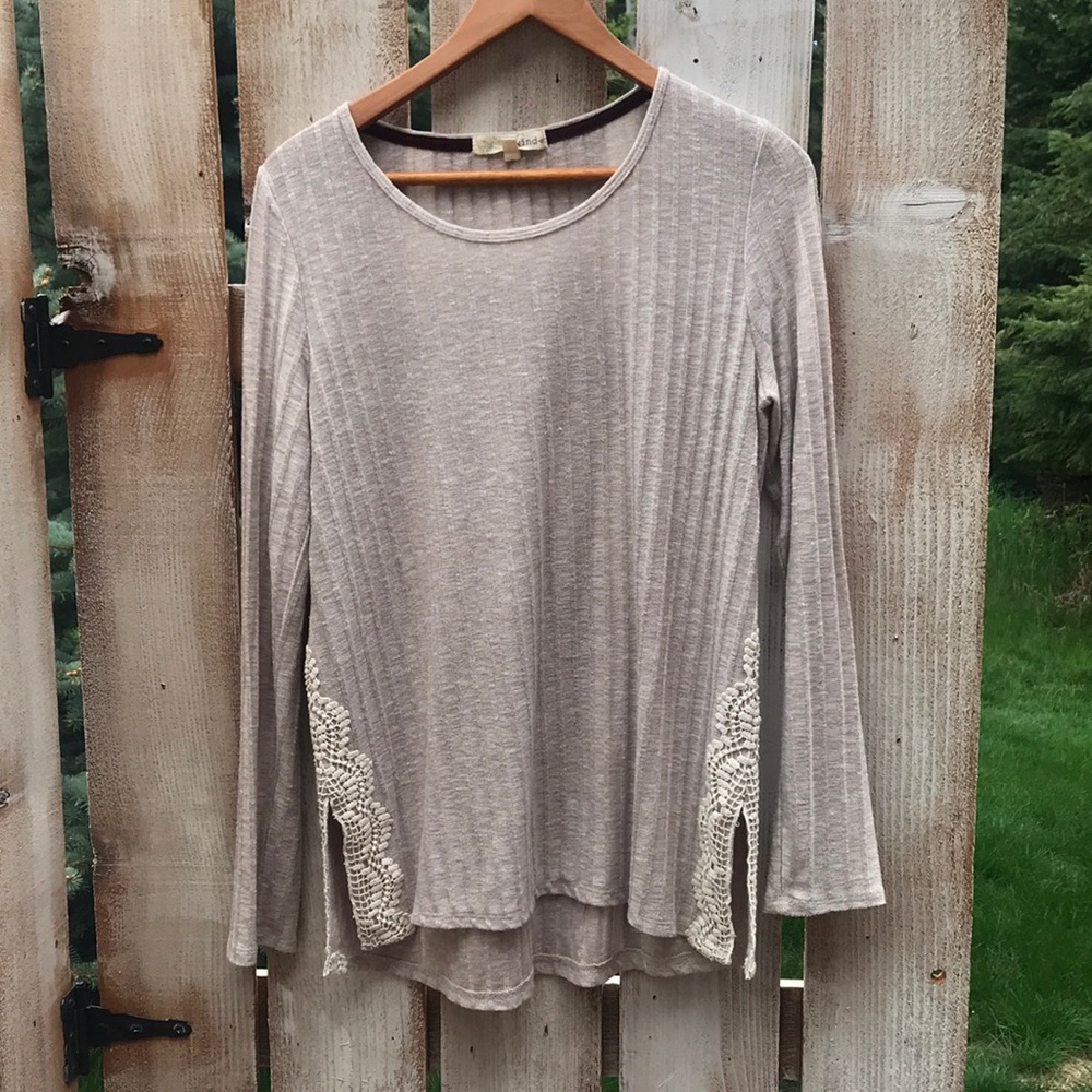 Tan long-sleeve shirt L lace detail